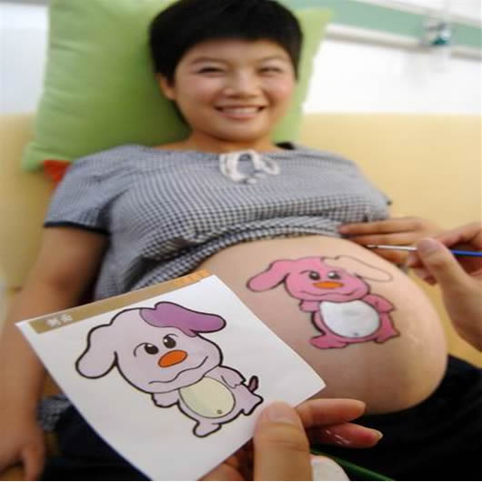 广州代妈新时尚 肚皮彩绘也疯狂