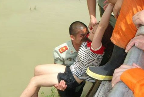 各色代妈轻生现场 被救后的尴尬场面曝光